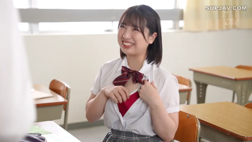 教室 · 胸部特写 · 白色学生衬衫 · 害羞的笑