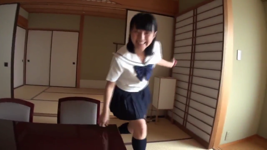 上半身特写 · 和室 · 深蓝色短裙 · 开心 · 广角镜头