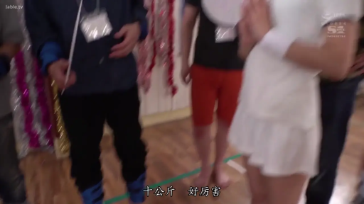 中文字幕 · 运动短裤 · 工作证挂牌 · 室内聚会厅