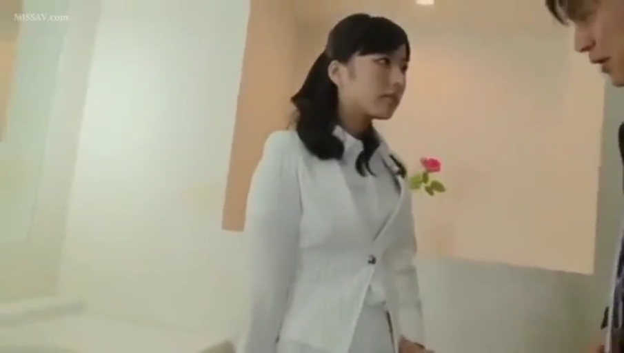 办公室 · 平静 · 白色西装套装 · 女性面部特写