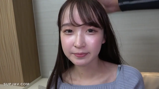 室内 · 脸部特写 · 微笑 · 对视 · 针织衫 · 长发 · 正面