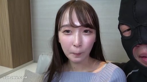 室内 · 坐姿 · 平静 · 面部特写 · 凝视 · 毛衣 · 黑色头套 · 二人