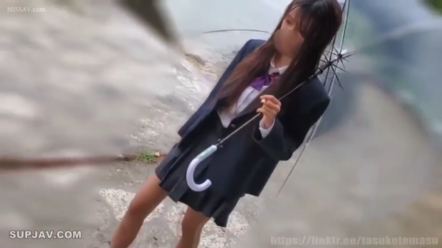 西装外套 · 户外街道 · 雨伞 · 低头 · 全身拍摄