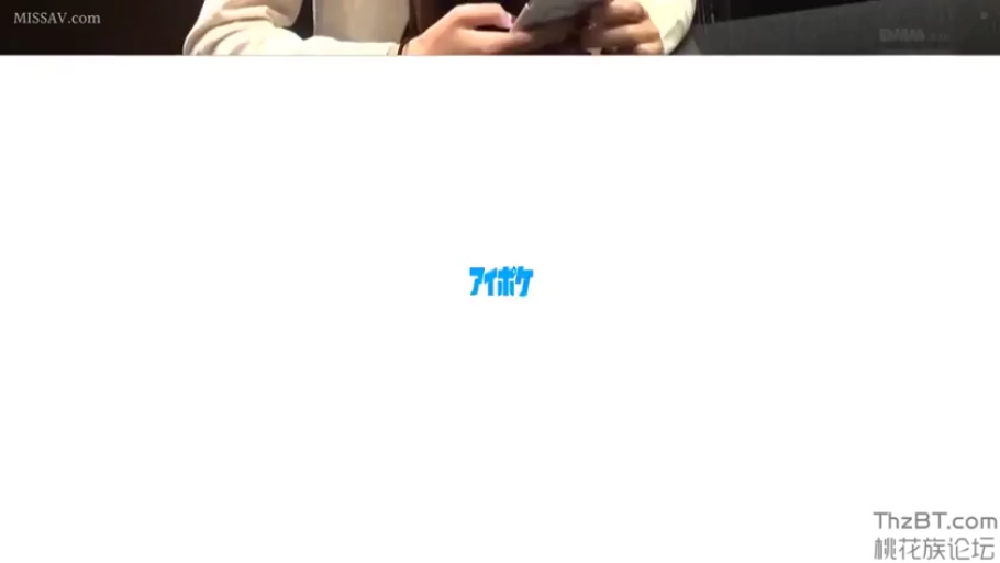 室内 · 坐姿 · 手机 · 水印 · 玩手机 · 手部特写 · 长袖上衣