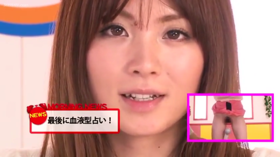 职业微笑 · 粉色短裙 · 震动棒 · 演播室 · 画中画 · 自慰 · 下体震动棒特写