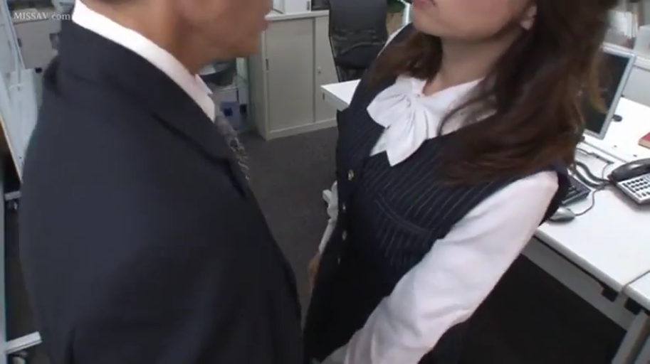 严肃 · 办公室 · 电脑 · 中景 · OL制服 · 职场 · 面对面站立 · 对峙