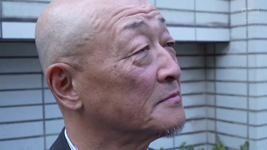 若有所思 · 西装 · 户外 · 老年男性脸部侧面特写
