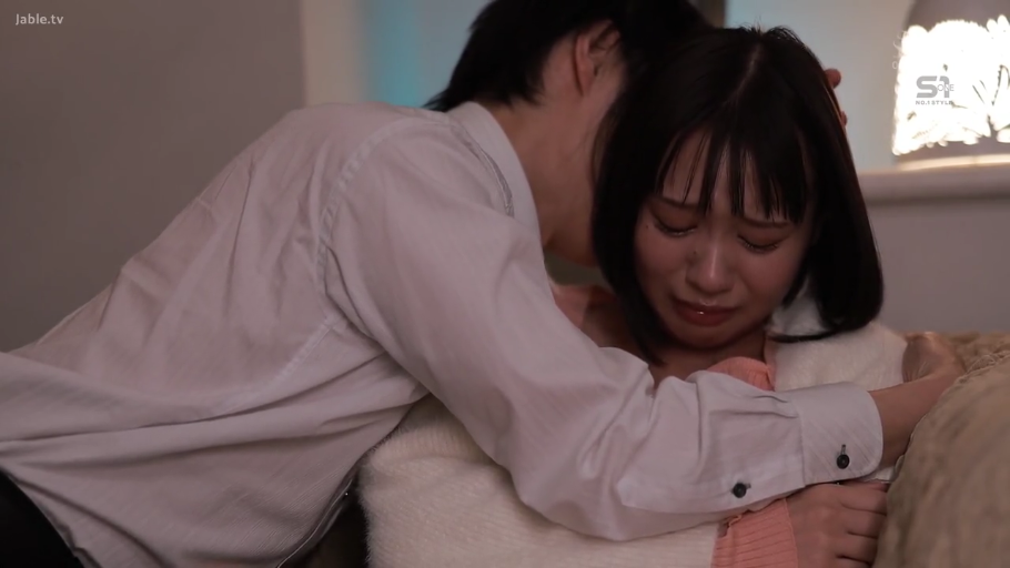 卧室 · 面部特写 · 白衬衫 · 压制