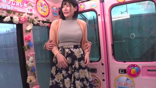 站立 · 中景 · 碎花长裙 · 粉色车厢