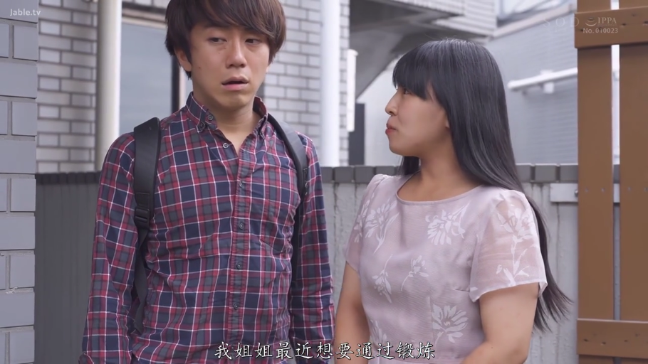 背包 · 户外街道 · 两人上半身中景 · 女人穿淡紫色花纹连身裙 · 女人侧脸看向男人 · 视频中有中文字幕显示