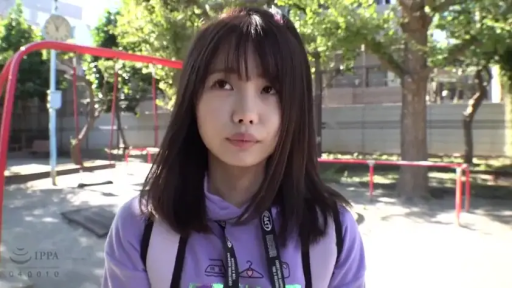 上半身特写 · 单纯 · 掛繩 · 户外公园 · 紫色卫衣 · 背景有儿童游乐设施