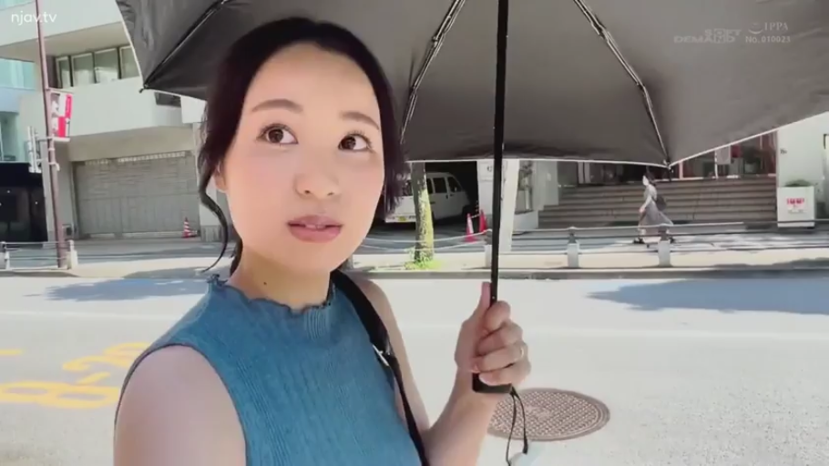 观察 · 上半身特写 · 户外 · 蓝色无袖上衣 · 雨伞 · 夏日阳光