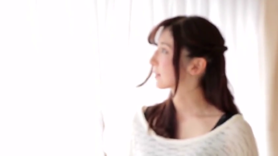 半身 · 窗边 · 露肩毛衣