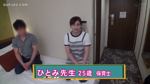 坐姿 · 平静 · 地毯 · 酒店房间 · 面对镜头 · 条纹围裙 · 角色设定