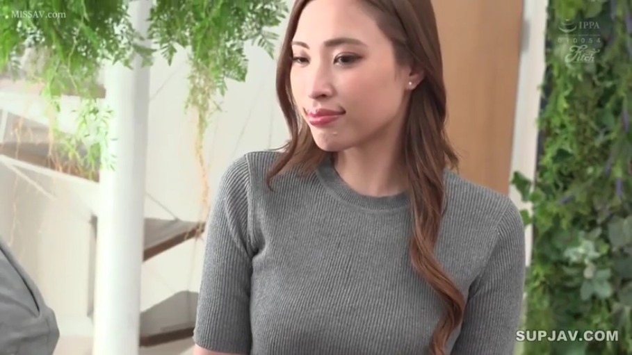 室内 · 站立 · 半身特写 · 注视 · 室内盆栽 · 日本AV · 抿嘴 · 灰色紧身针织衫