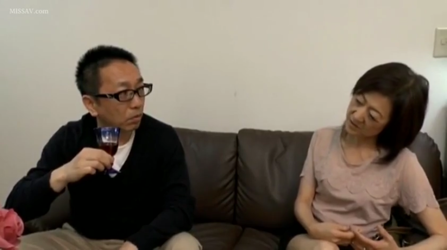 坐姿 · 交谈 · 中景 · 自然 · 客厅 · 休闲装 · 酒杯 · 熟女