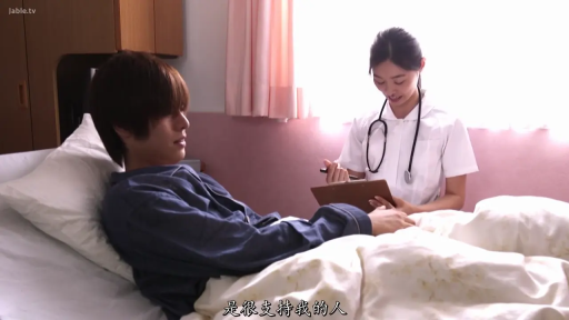 病号服 · 平和 · 病院の病室 · 病历夹 · 字幕遮蔽 · 患者侧脸特写