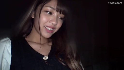 昏暗环境 · 注视 · 面部特写 · 领口有小圆饰 · 光线较暗