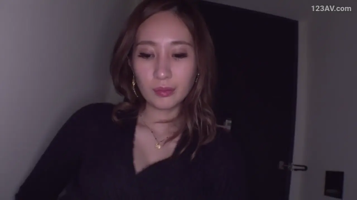 卧室 · 无表情 · 胸部以上半身 · 暗光背景 · 口交视角 · 黑色深V领上衣