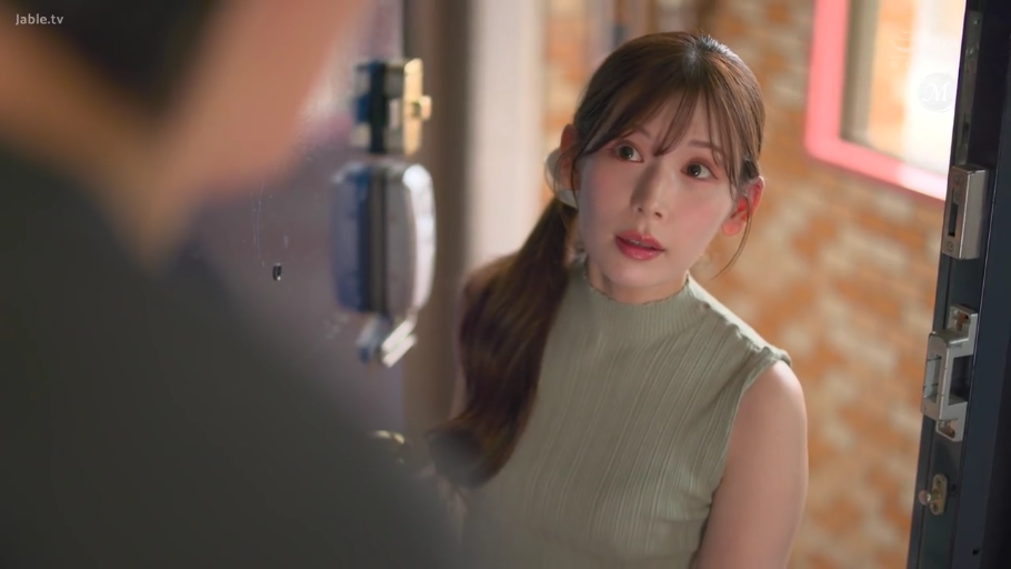 脸部 · 站立 · 凝视 · 长发 · 惊讶 · 门 · 门口 · 无袖高领