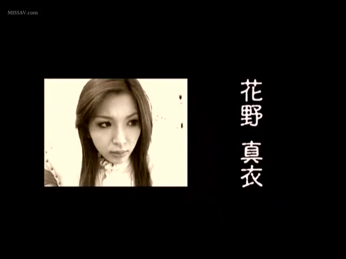 凝视 · 室内摄影棚 · 白色上衣 · 人物面部特写 · 黑底白字字幕