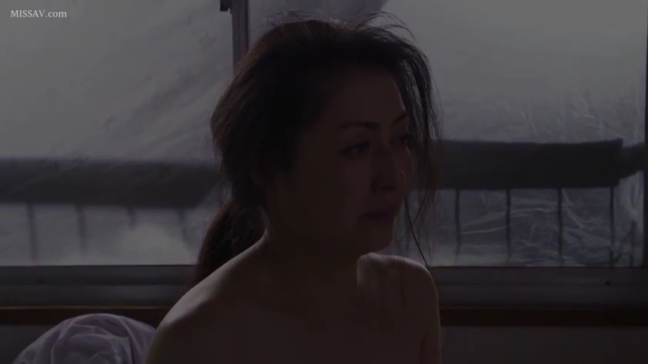 沉思 · 昏暗光线 · 面部特写 · 室内卧室 · 赤裸上身