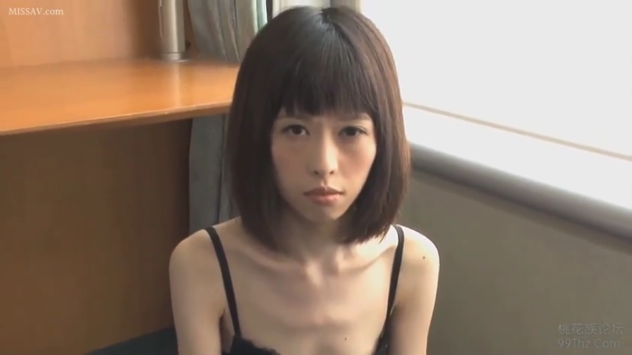 室内 · 坐姿 · 忧郁 · 注视镜头 · 短发 · 黑色吊带 · 上身特写