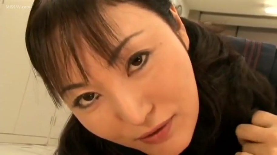 室内 · 女性面部特写 · 注视镜头 · 疑似深色制服领口