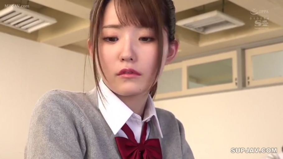 教室 · 若有所思 · 脸部特写 · 灰色针织毛衣