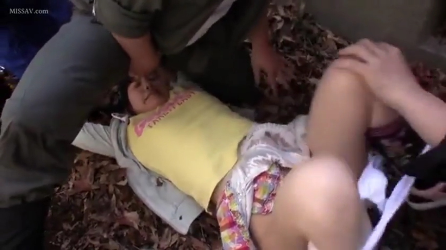 中景 · 黄色T恤 · 仰卧 · 户外