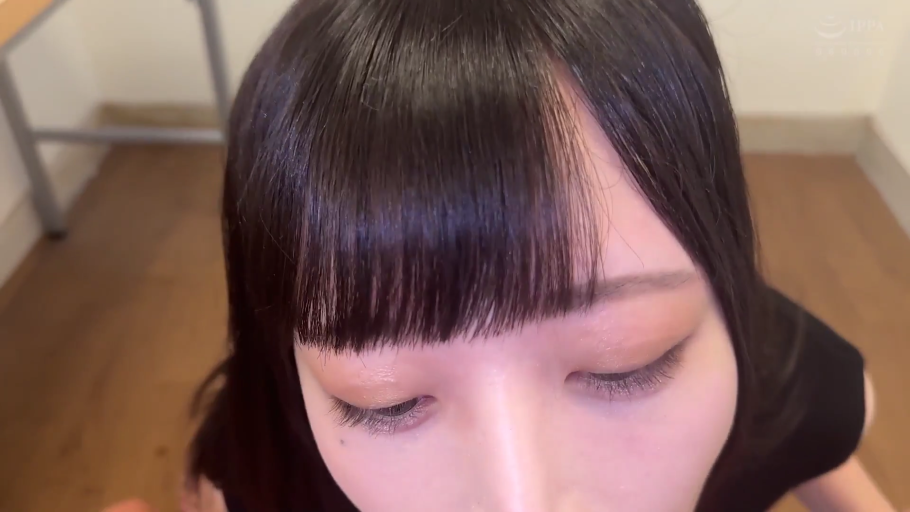 室内 · 顺从 · 眼睛特写 · 黑色无袖上衣 · 口交 · 视线向上