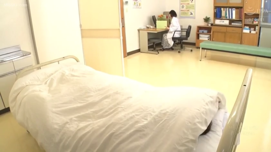 医疗室 · 白大褂 · 医疗室设备 · 被子下有凸起物