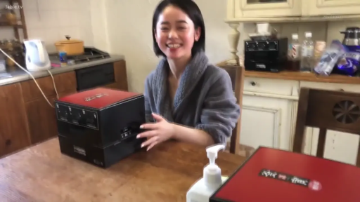 厨房 · 灿烂笑容 · 全自动阴道模型机器 · 灰色浴袍 · 桌面机器特写 · 桌上有润滑剂
