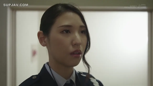 室内 · 脸部特写 · 衬衫领子 · 微惊讶