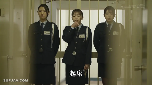 严肃 · 全身 · 站立 · 制服 · 监狱 · 多人 · 列队 · 钥匙