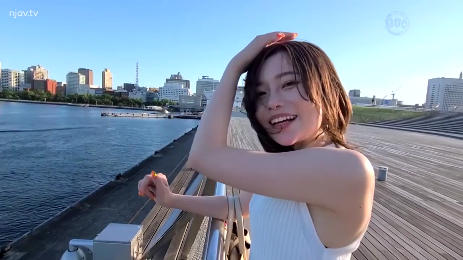 面部 · 手提包 · 白色无袖上衣 · 甜美微笑 · 日光 · 侧身撩发 · 户外漫步 · 海滨码头