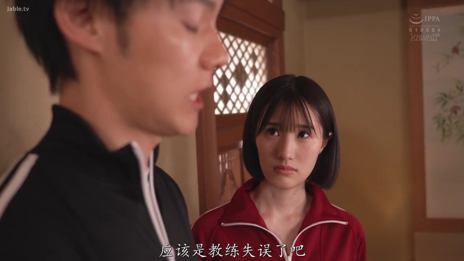 室内 · 脸部特写 · 站立 · 对话 · 运动服 · 担忧 · 影视剧照