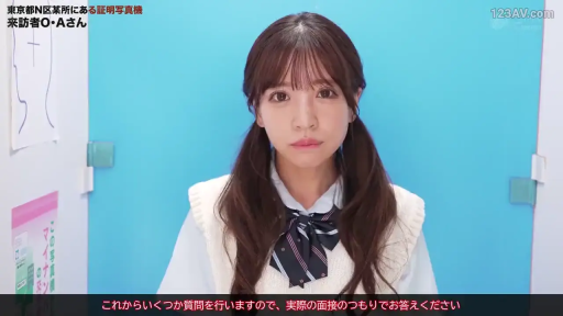 上半身特写 · JK制服 · 注视镜头 · 双马尾 · 正面坐姿 · 呆萌 · 证件照摄影棚