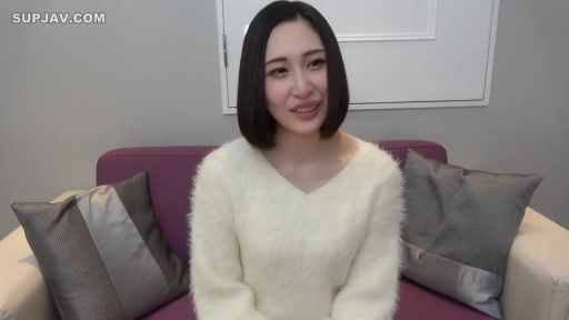 沙发区 · 上半身中景 · 自然放松 · 白色长袖毛衣 · 无 · 背景墙简洁