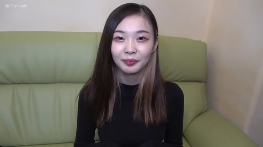 沙发 · 温和 · 人物面部特写 · 黑色长袖上衣