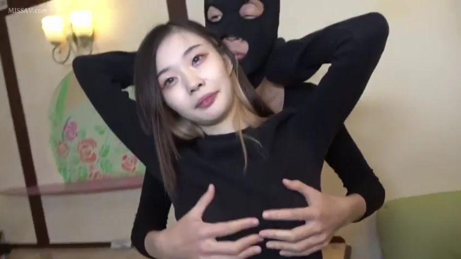 室内 · 黑色头套 · 女子上半身特写 · 女子神情迷离 · 女子穿黑色长袖上衣 · 背后揉捏 · 画面处于动态抓取状态