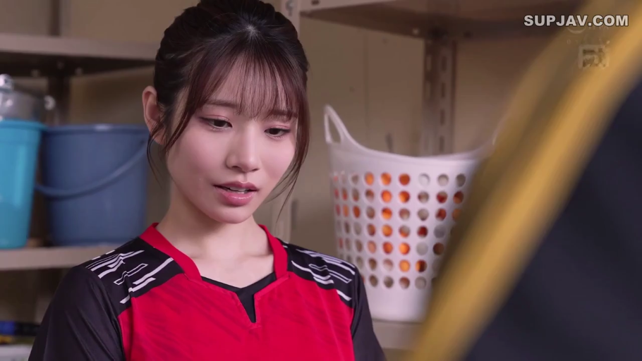 脸部特写 · 站立 · 凝视 · 货架 · 惊讶 · 运动服 · 马尾辫 · 器材室