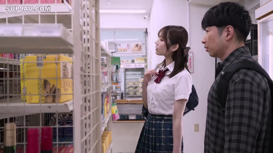 便利店 · 书包 · 短袖白衬衫 · 女生表情平淡 · 女生侧脸