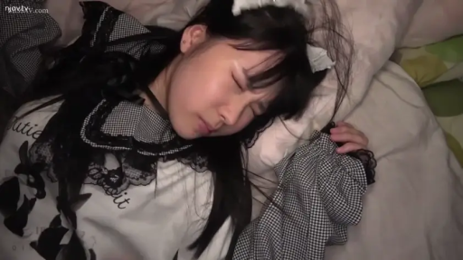 脸部特写 · 卧室 · 女仆装 · 躺姿