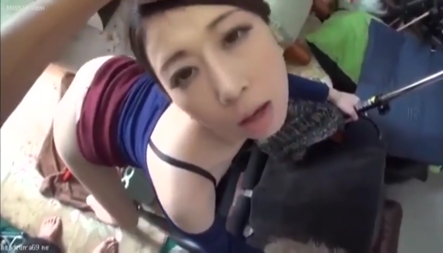 室内 · 脸部特写 · 迷离 · 摄影器材 · 蓝色背心 · 凝视镜头 · 弯腰撅臀 · 高机位