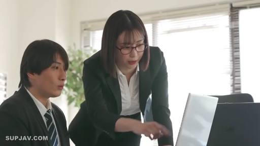 认真 · 西装 · 办公室 · 黑色西装外套 · 女角色的上半身特写
