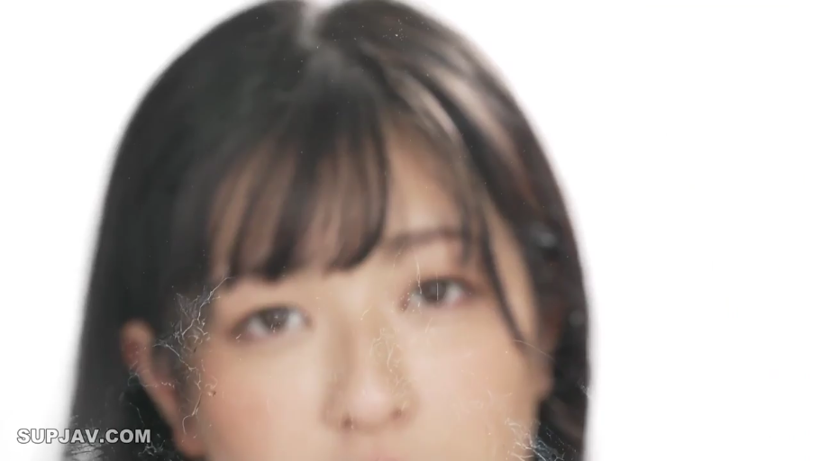 室内 · 眼睛特写 · 渴望 · 玻璃上有溅落的液体痕迹