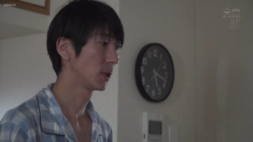 室内 · 单人 · 站立 · 中景 · 平静 · 睡衣 · 说话 · 挂钟