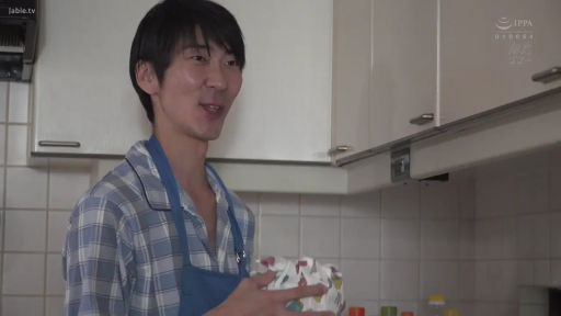 站立 · 微笑 · 半身 · 交流 · 厨房 · 围裙