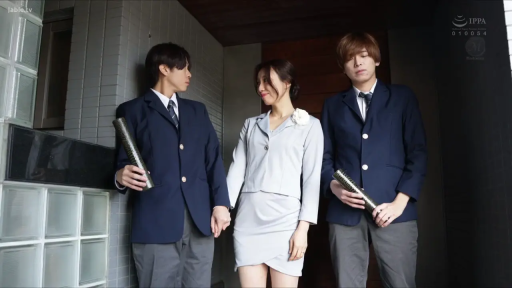 暧昧 · 校门口 · 深蓝色学生制服 · 毕业证书筒